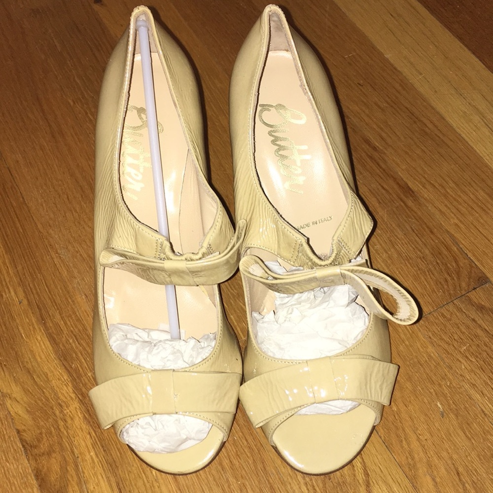 Pretty patent leather bow pumps 👠